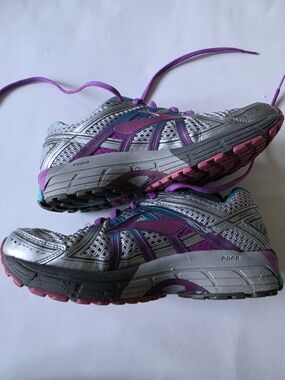 a pair of Brooks Adrenaline GTS 17 women's running shoes 7.5
